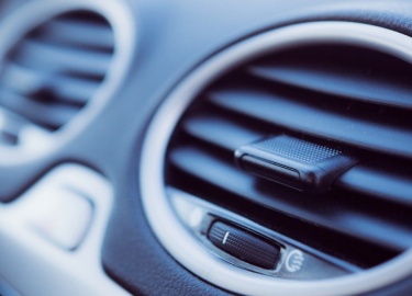 Для проверки стоит включить охлаждающее оборудование и дождаться, когда агрегат начинает работать. После дотронуться ...